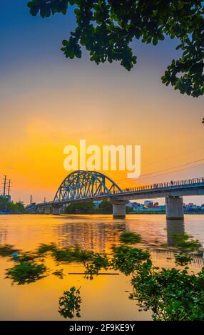 Bellissimo tramonto sul ponte di Binh Loi nuovo e vecchio di notte nell'ora di punta, ho Chi Minh City, Vietnam. Concetto di viaggio e paesaggio. Foto Stock