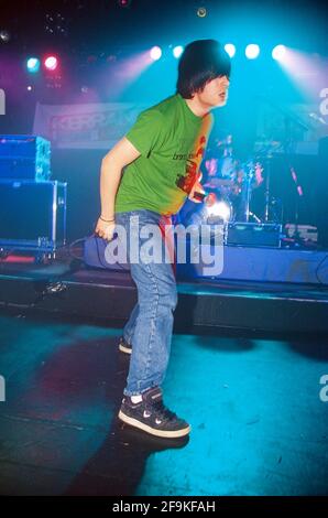 Funerale per un amico che gioca al Kerrang Weekender 12 aprile 2003, Camber Sands, Rye, West Sussex, Inghilterra, Regno Unito. Foto Stock