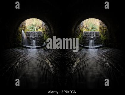 Creepy buia eerie vecchi tunnel di mattoni doppi con ombre spooky acqua fiume che scorre attraverso la luce che scorre alla fine. Cascate lunga esposizione sfocata Foto Stock