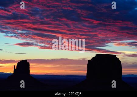 Monument Valley. Nazione Navajo. Alba sulla butte Foto Stock