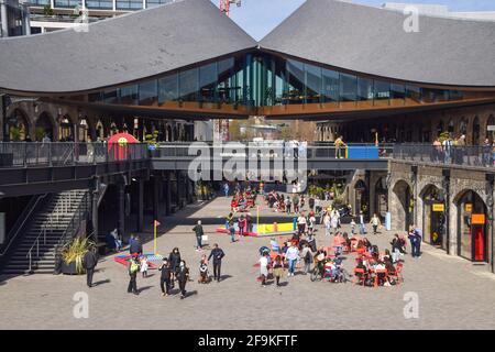 Londra, Regno Unito. 18 aprile 2021. Il complesso commerciale Coal Drops Yard a King's Cross. La gente si è bloccata fuori durante un fine settimana occupato poichè le regole di blocco sono distese in Inghilterra. Foto Stock