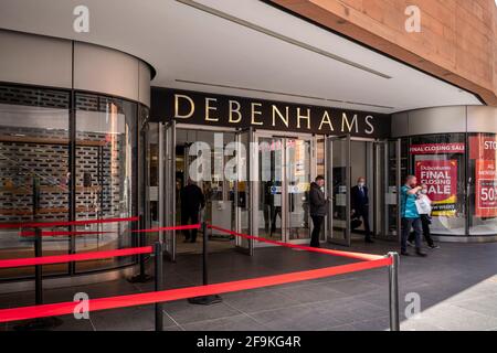 Liverpool, Inghilterra, Regno Unito 19 aprile 2021, Debenahams Store a Liverpool un paio di persone che hanno acquistato durante la chiusura finale della vendita 7 giorni dopo la riapertura dopo il blocco. Credit: Rena Pearl/Alamy Live News Foto Stock