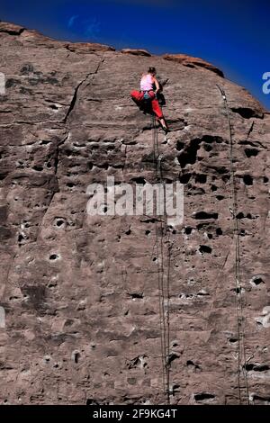 Arrampicata su pietra arenaria rossa per lo sport sfida di ricreazione e divertimento Foto Stock