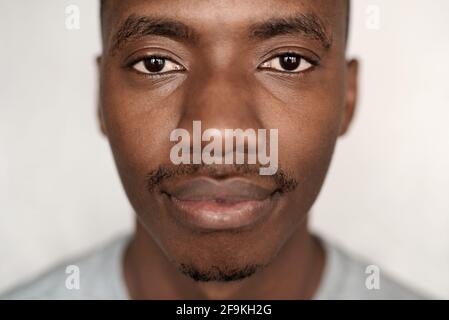 Ritratto di un giovane africano fiducioso Foto Stock