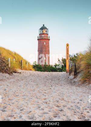 Faro al Darsser Ort con Natureum vicino Prerow Fischland-Darss-Zingst, isola di Ruegen, Germania Foto Stock