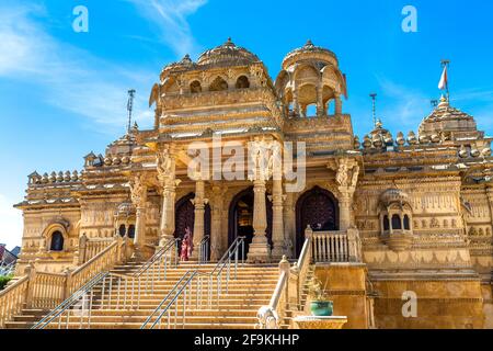 Tempio indù di pietra calcarea ornato Shri Vallabh Nidhi Mandir ad Alperton, Wembley, Londra, Regno Unito Foto Stock