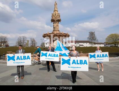 Glasgow, Scozia, Regno Unito. 19 aprile 2021. NELLA FOTO: Alex Salmond leader dell'Alba Party (2° a sinistra) segna l'inizio della campagna DI ALBA Glasgow con I candidati DI ALBA Glasgow: (A destra) Cllr Michelle Ferns, (2° a destra) Ailsa Grey, (a sinistra) Cllr Shahid Farooq e Lynn McMahon. Salmond illustrerà i piani DI ALBA per migliorare la concessione per la manutenzione educativa e Cllr Ferns illustrerà come ALBA intende fornire un sostegno finanziario ai tassisti e agli autisti privati. Parlando in anticipo della chiamata fotografica, il leader DEL partito ALBA Alex Salmond ha dichiarato: " oggi annunciamo misure mirate a sostegno Foto Stock
