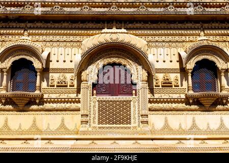 Tempio indù di pietra calcarea ornato Shri Vallabh Nidhi Mandir ad Alperton, Wembley, Londra, Regno Unito Foto Stock