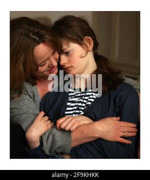 Iona Birrell (15) con la madre Linnett Birrell. Fotografia di David Sandison The Independent Foto Stock