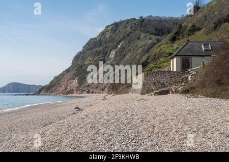 Una casa sulla spiaggia a Weston Mouth, tra Branscombe e Sidmouth, Devon, parte del South West Coastal Path. Foto Stock