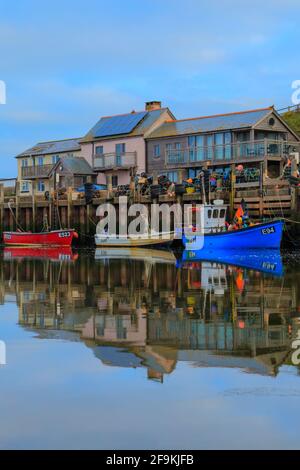 Barche da pesca in Axmouth, Devon riflesso nel fiume Ax Foto Stock