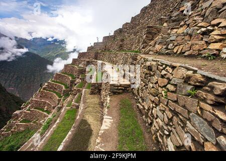 Choquequirao, una delle migliori rovine Inca del Perù. Sentiero escursionistico Choquequirao Inca vicino a Machu Picchu. Regione di Cuzco in Perù. Campi terrazzati Foto Stock