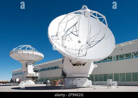 San Pedro de Atacama, deserto di Atacama, campo base DI ALMA, Cile – infrastrutture e macchinari del campo base DI ALMA con grandi radiotelescopi. Foto Stock