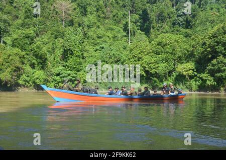 Forest Ranger attraversano il fiume Alas-Singkil in pattuglia Foto Stock