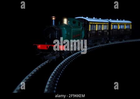 Hornby OO modello treno set con classe 101 Holden 0-4-0T serbatoio motore in Gran Western livrea tirando cioccolato e crema 14 'pullman. Foto Stock