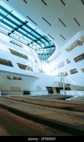 Interno dell'Università di Economia e Commercio di Vienna progettato dallo studio Zaha Hadid. Foto Stock