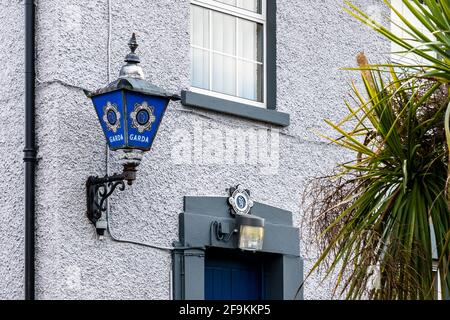 Esterno della stazione di Garda con il logo e la lampada di Garda, Timoleague, West Cork, Irlanda. Foto Stock