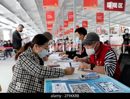 (210420) -- SHANGHAI, 20 aprile 2021 (Xinhua) -- i compatrioti di Taiwan si registrano per la vaccinazione COVID-19 all'ospedale Guanghua di Shanghai di Medicina cinese tradizionale integrata e occidentale a Shanghai, 19 aprile 2021. Shanghai ha iniziato la vaccinazione COVID-19 per i compatrioti di Taiwan di età compresa tra i 18 e i 75 anni nella città di lunedì, seguendo il principio del consenso informato e della partecipazione volontaria. (Xinhua/Liu Ying) Foto Stock