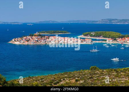 Primosten, Sibenik Knin County, Croazia. Città di Primosten vista panoramica, Dalmazia regione della Croazia. Foto Stock