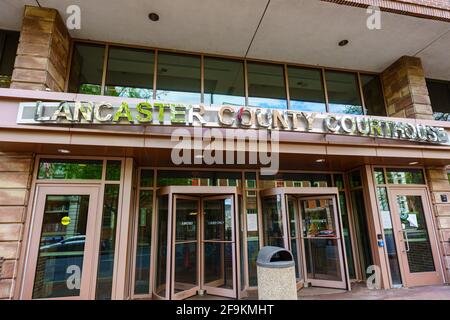 Lancaster, Pennsylvania, USA - 18 aprile 2021: Ingresso al tribunale della contea di Lancaster a Lancaster City, Pennsylvania. Foto Stock