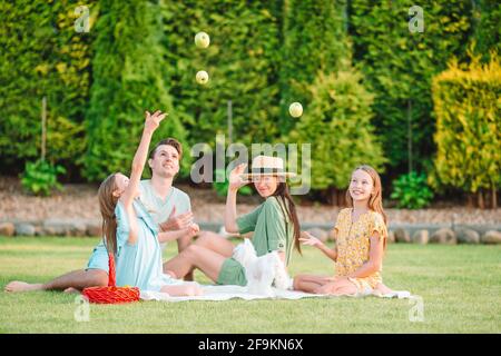 Giovane famiglia che si diverte al picnic in un parco Foto Stock