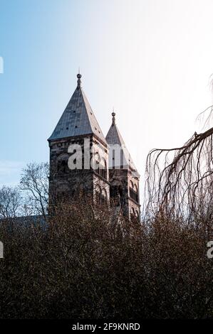 Le due torri della cattedrale di Lund colpite dalla luce solare primaverile Durante la primavera a Lund Svezia Foto Stock