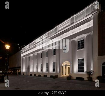 Esterno di notte. Pantechnicon, Londra, Regno Unito. Architetto: Farrells, 2020. Foto Stock