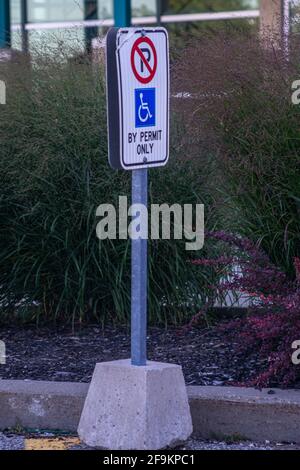 Toronto, Canada, 2020 agosto - Nessun cartello per il parcheggio tranne per i disabili in un posto auto dietro una cassetta di fiori di fronte a un edificio Foto Stock