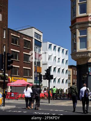 Facciata esterna vista sul Cut, Waterloo. Stow-away Waterloo Hotel, Londra, Regno Unito. Architetto: Doone Silver Kerr, 2019. Foto Stock