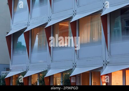 Particolare della facciata esterna al crepuscolo. Stow-away Waterloo Hotel, Londra, Regno Unito. Architetto: Doone Silver Kerr, 2019. Foto Stock