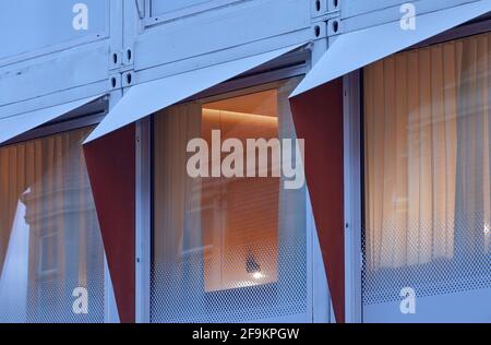 Particolare della facciata esterna al crepuscolo. Stow-away Waterloo Hotel, Londra, Regno Unito. Architetto: Doone Silver Kerr, 2019. Foto Stock