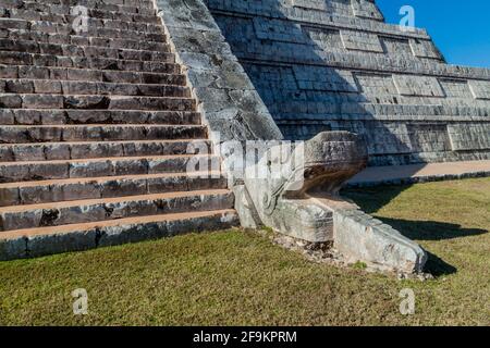 Dettaglio dei gradini e una scultura della testa serpente della piramide Kukulkan nel sito archeologico Maya Chichen Itza, Messico Foto Stock