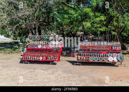 CHICHEN ITZA, MESSICO - 26 FEBBRAIO 2016: Bancarella di souvenir presso il sito archeologico Chichen Itza. Foto Stock