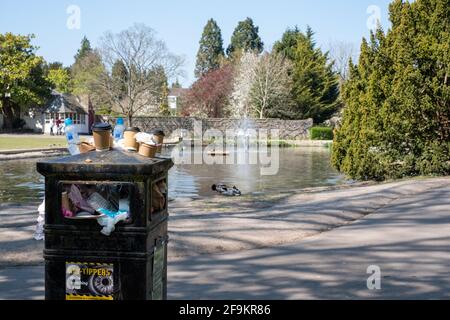 Pinner Regno Unito. Aprile 2021. Traboccante bidone dei rifiuti presso il ducklaghetto presso il Memorial Park, Pinner, Middlesex, Regno Unito. Foto Stock