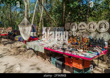 CHICHEN ITZA, MESSICO - 26 FEBBRAIO 2016: Bancarelle di souvenir presso il sito archeologico Chichen Itza. Foto Stock