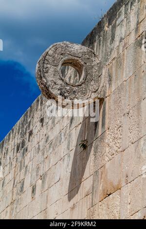 Anello di pietra presso il grande campo di gioco della palla nel sito archeologico Maya Chichen Itza, Messico Foto Stock