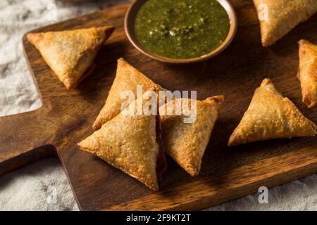 Patate indiane fatte in casa e Samosas di lenticchie con chutney da immersione Foto Stock