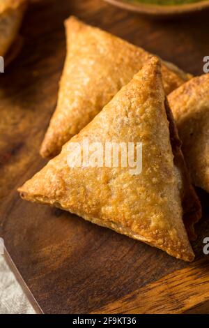 Patate indiane fatte in casa e Samosas di lenticchie con chutney da immersione Foto Stock