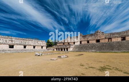 Complesso di edifici Quadrangle Cuadranglo de las Monjas di Nun alle rovine dell'antica città Maya di Uxmal, Messico Foto Stock