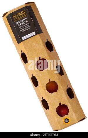 Confezione di mele Rockit di M&S isolate su sfondo bianco - mele in miniatura deliziosamente dolci dai colori vivaci e ricche di sapore Foto Stock