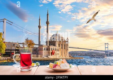 Il ponte sul Bosforo, la Moschea Ortakoy e il tè turco, Istanbul Foto Stock