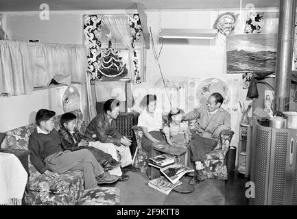 Famiglia Miyatake, Ritratto seduto in soggiorno, Centro di rilocazione Manzanar, California, Stati Uniti, Ansel Adams, Manzanar War Relocation Center Collection, 1943 Foto Stock