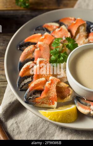 Artigli di granchio di pietra fatti in casa al vapore con salsa di immersione Foto Stock