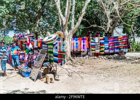 CHICHEN ITZA, MESSICO - 26 FEBBRAIO 2016: Bancarella di souvenir presso il sito archeologico Chichen Itza. Foto Stock