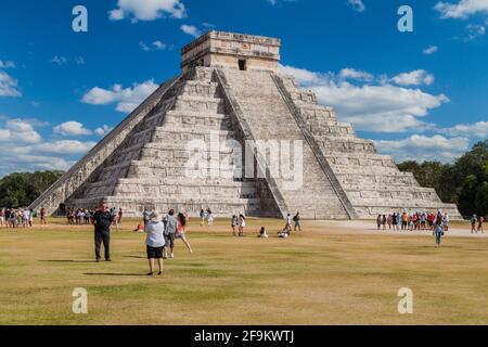 CHICHEN ITZA, MESSICO - 26 FEBBRAIO 2016: Folle di turisti visitare la piramide di Kukulkan presso il sito archeologico Chichen Itza. Foto Stock