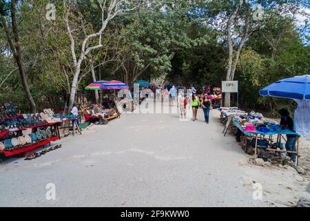 CHICHEN ITZA, MESSICO - 26 FEBBRAIO 2016: Bancarelle di souvenir presso il sito archeologico Chichen Itza. Foto Stock