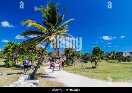 TULUM, MEXIO - 29 FEBBRAIO 2016: I turisti visitano le rovine dell'antica città Maya Tulum, Messico Foto Stock