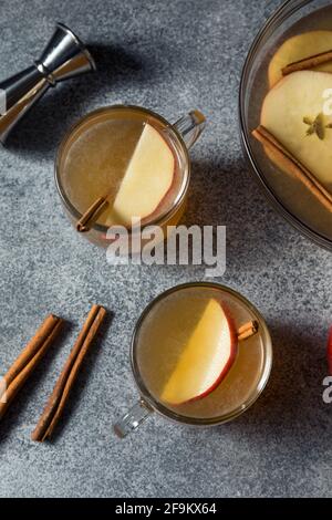 Rinfrescante cocktail Punch boozy di sidro di mele con cannella Foto Stock