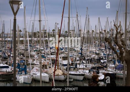 Barcellona, Spagna - 11 gennaio 2014: Barche a vela ancorate al molo a di Barcellona, Spagna. Foto Stock