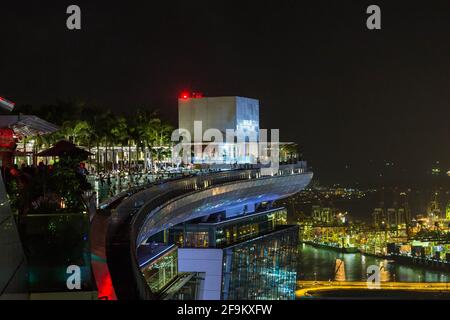 Marina Bay, Singapore - 8 Gennaio 2014: Vista laterale della piscina infinity sul tetto del Marina Bay Sands Hotel, a Singapore, con il Singapore Foto Stock